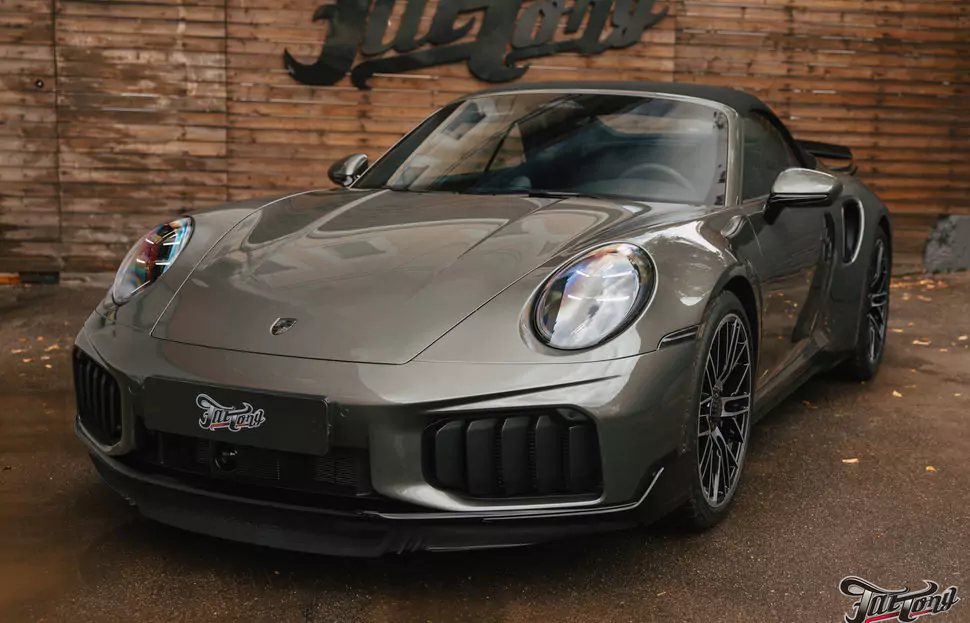 Забронировали Porsche 911 (992) Turbo S Cabriolet прозрачным глянцевым полиуретаном, защитили глянец в салоне, обработали кожу керамикой и обработали мягкую крышу